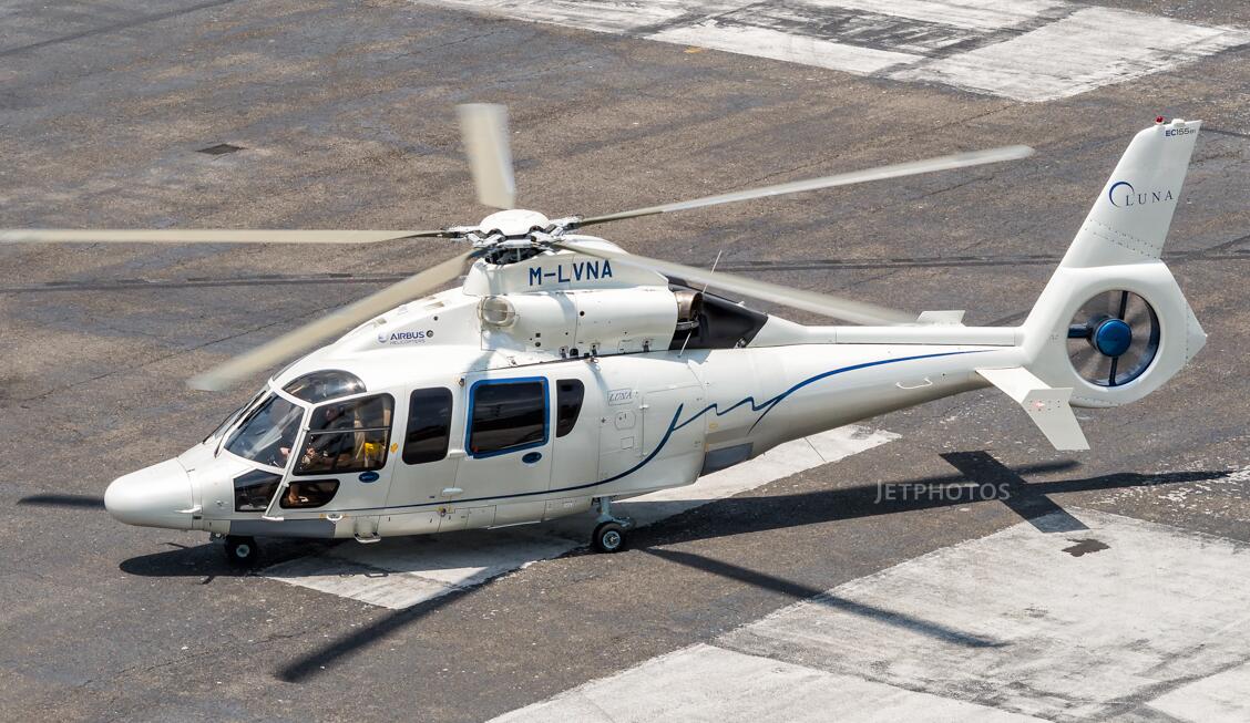 停机坪上的白色H155直升机